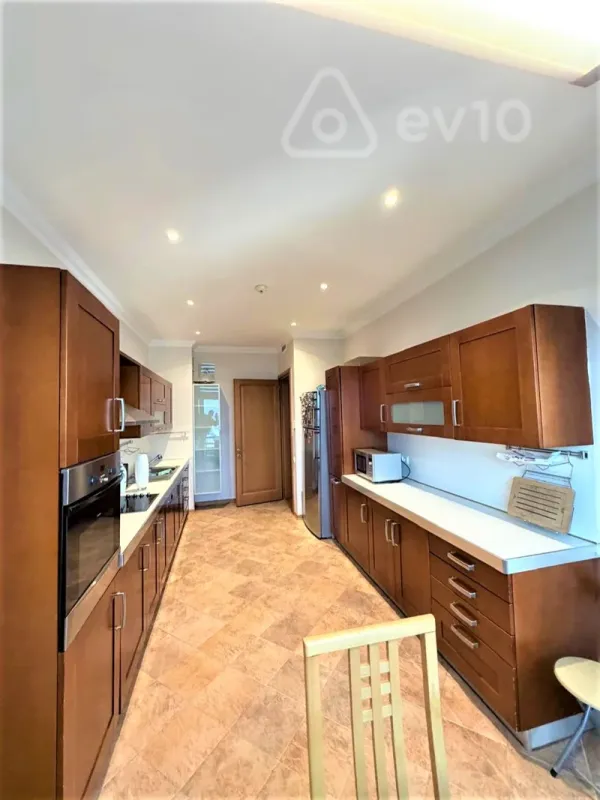 Kirayə verilir 4 otaqlı yeni tikili 170 m²