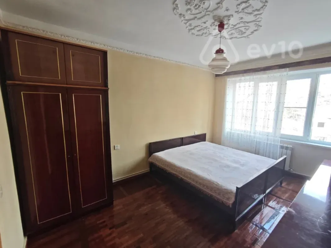 Kirayə verilir 3 otaqlı köhnə tikili 700 m²