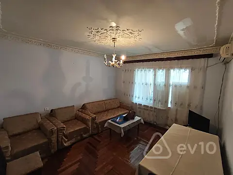 Kirayə verilir 3 otaqlı köhnə tikili 700 m²