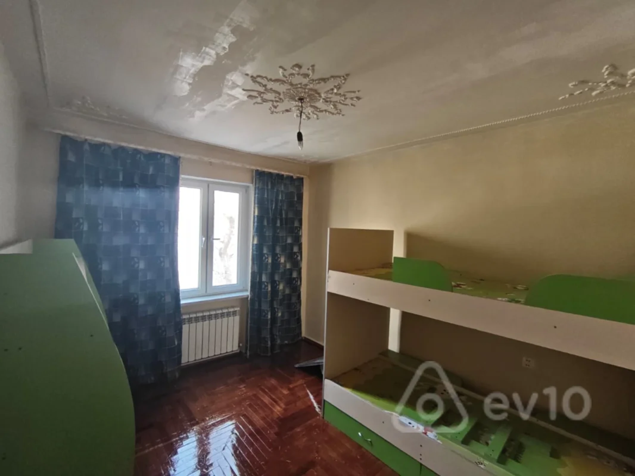 Kirayə verilir 3 otaqlı köhnə tikili 700 m²