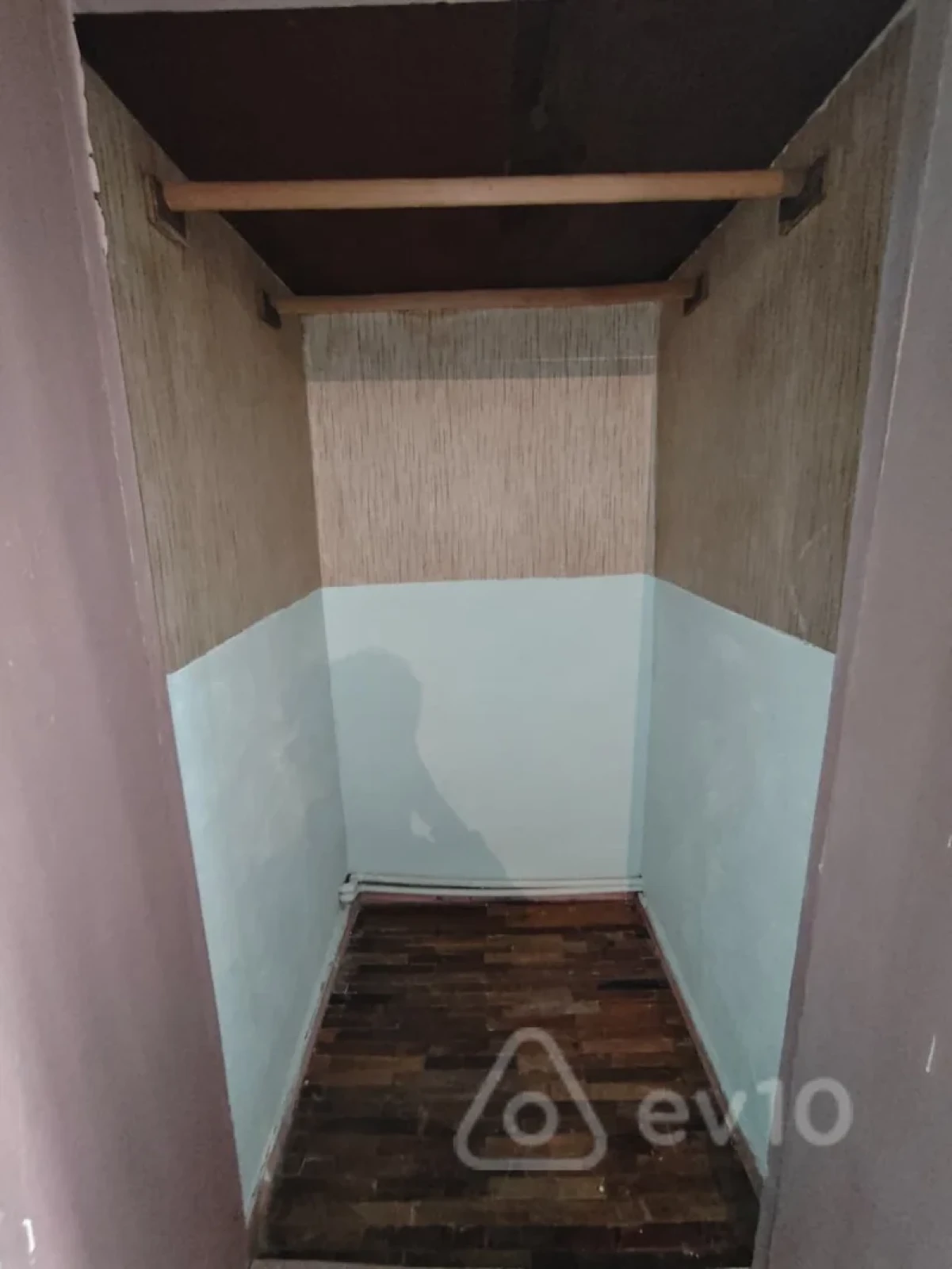 Kirayə verilir 3 otaqlı köhnə tikili 700 m²