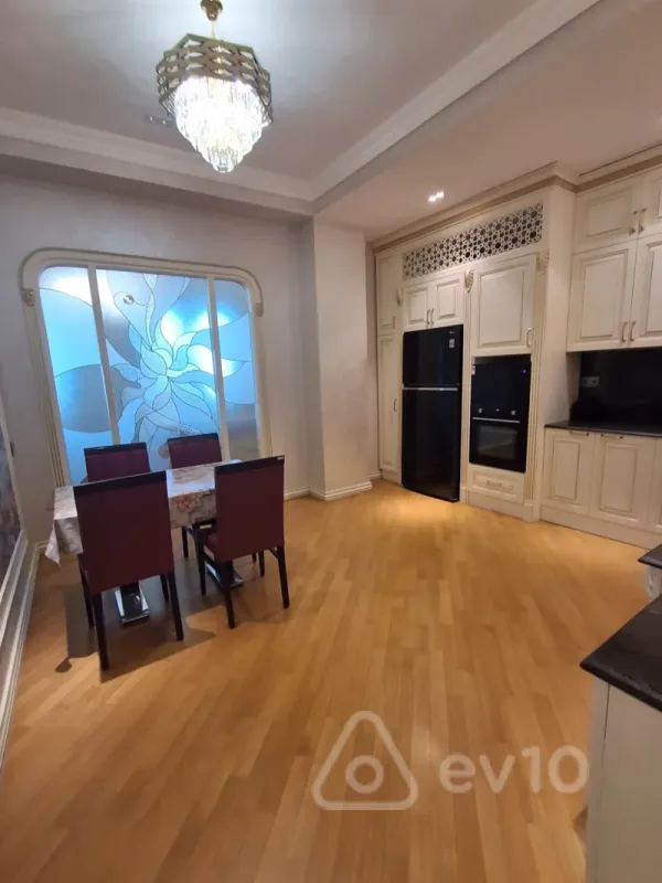 Kirayə verilir 4 otaqlı yeni tikili 220 m²