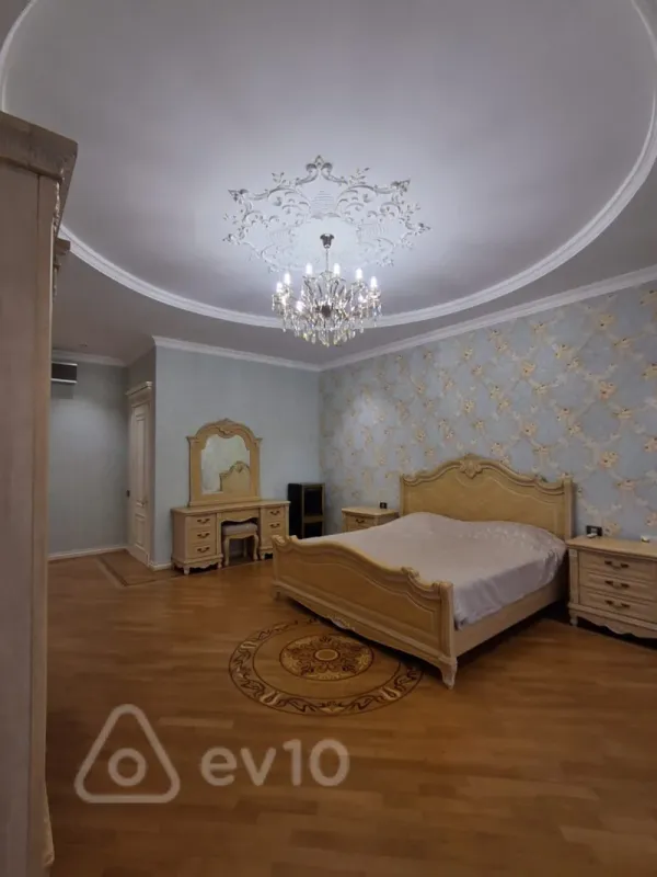 Kirayə verilir 4 otaqlı yeni tikili 220 m²