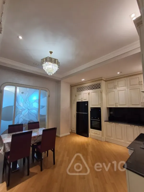 Kirayə verilir 4 otaqlı yeni tikili 220 m²