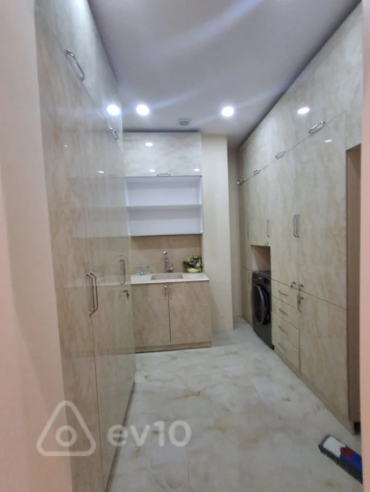 Kirayə verilir 4 otaqlı yeni tikili 220 m²