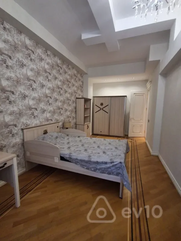 Kirayə verilir 4 otaqlı yeni tikili 220 m²