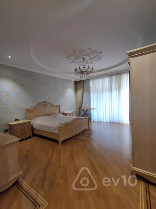 Kirayə verilir 4 otaqlı yeni tikili 220 m²