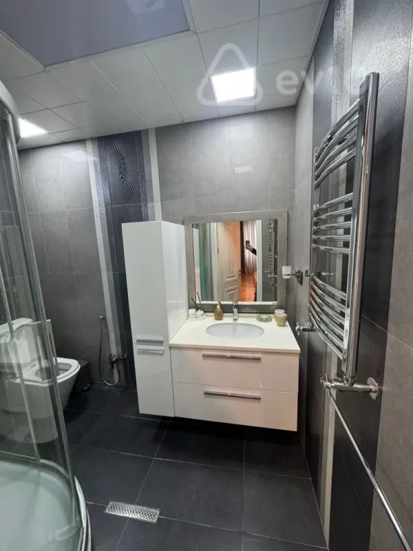 Kirayə verilir 4 otaqlı yeni tikili 180 m²