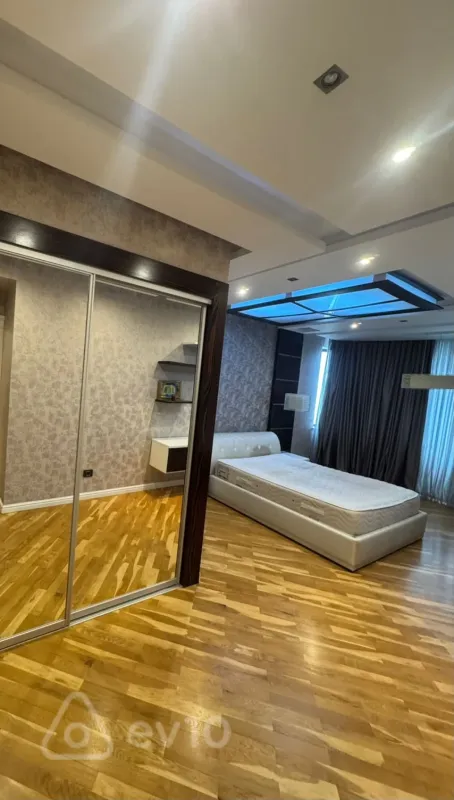 Kirayə verilir 4 otaqlı yeni tikili 180 m²