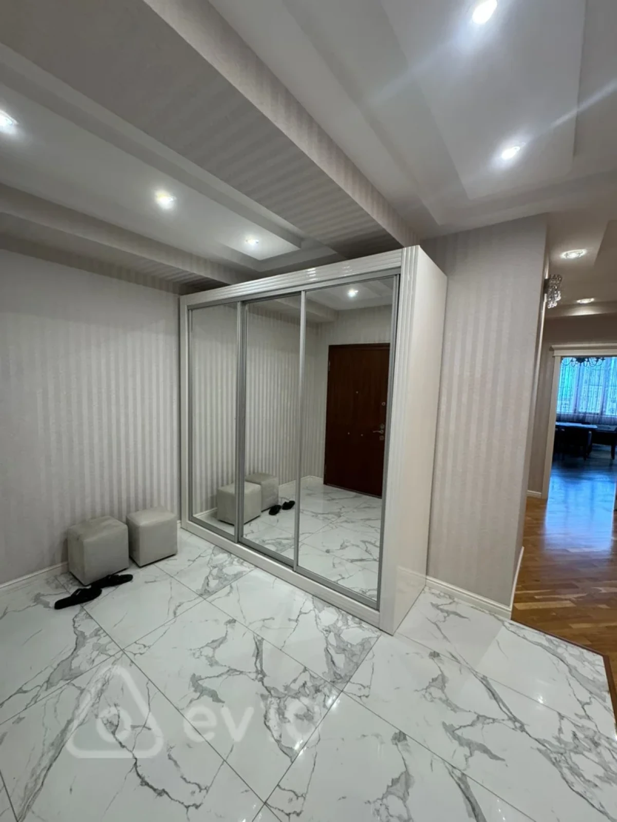 Kirayə verilir 4 otaqlı yeni tikili 180 m²