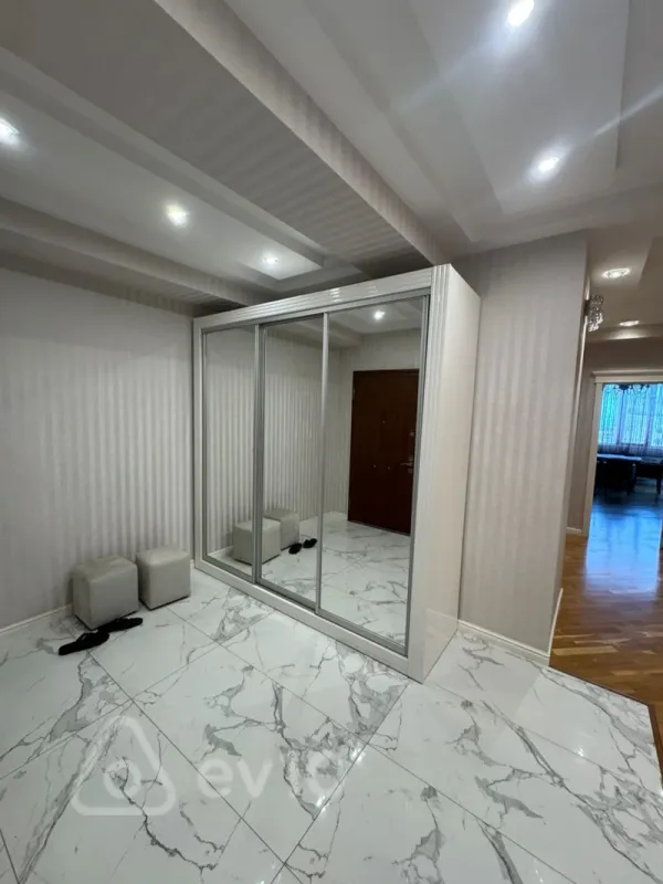 Kirayə verilir 4 otaqlı yeni tikili 180 m²