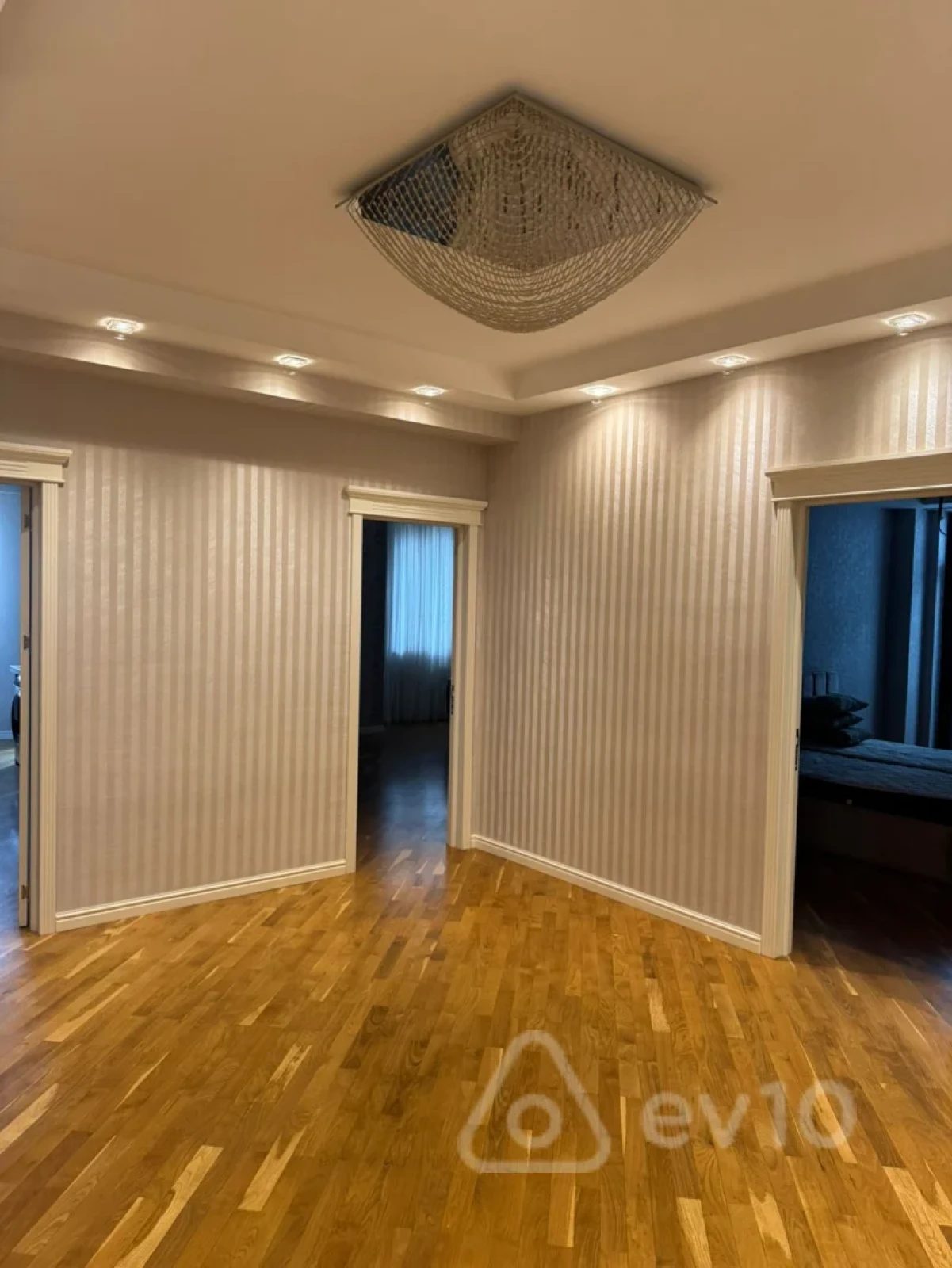 Kirayə verilir 4 otaqlı yeni tikili 180 m²