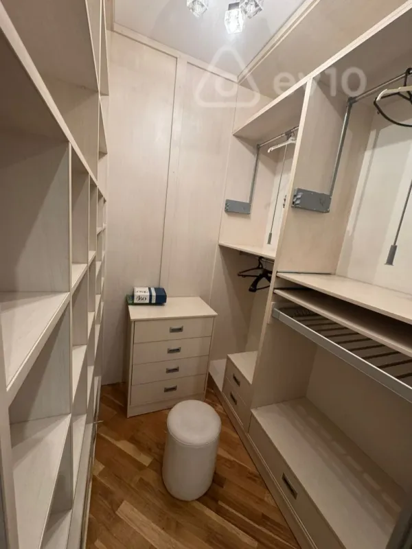 Kirayə verilir 4 otaqlı yeni tikili 180 m²