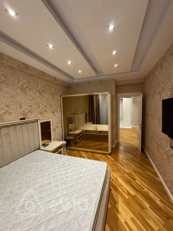 Kirayə verilir 4 otaqlı yeni tikili 180 m²