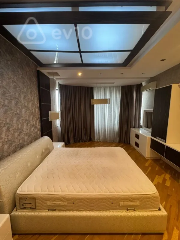 Kirayə verilir 4 otaqlı yeni tikili 180 m²