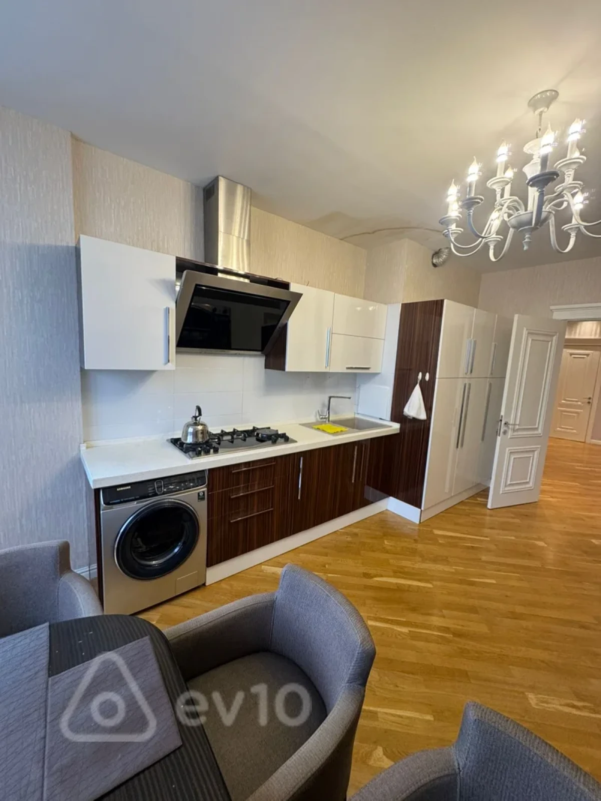 Kirayə verilir 4 otaqlı yeni tikili 180 m²