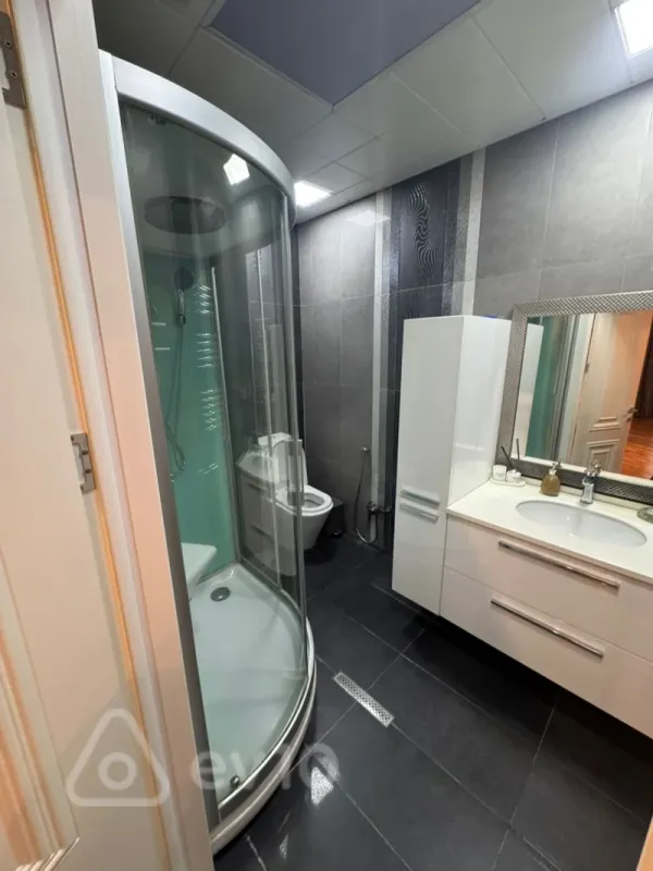 Kirayə verilir 4 otaqlı yeni tikili 180 m²