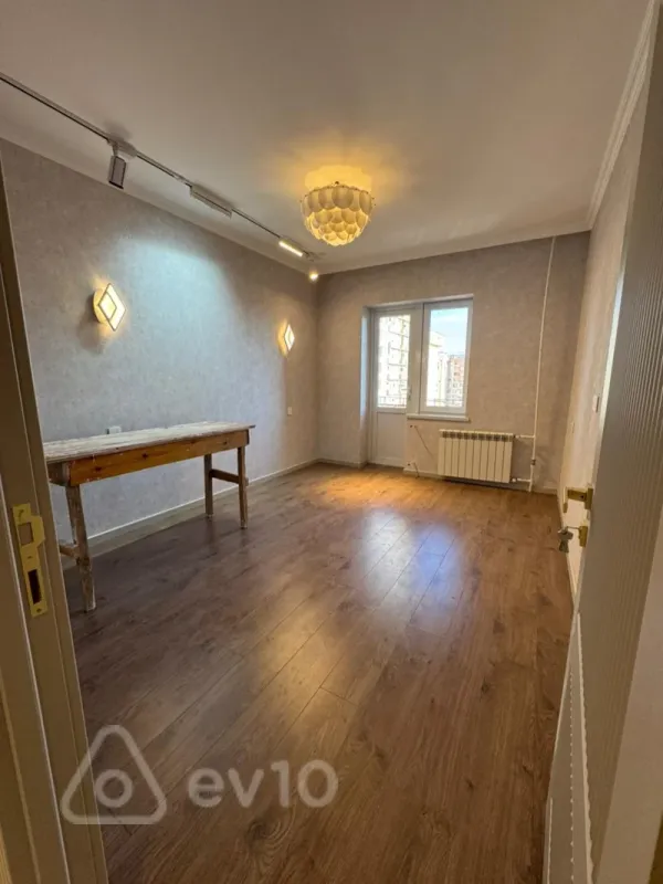 Satılır 2 otaqlı köhnə tikili 65 m²