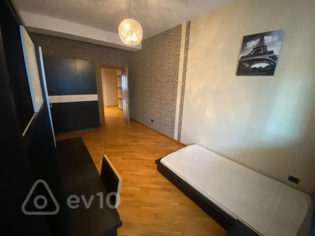 Kirayə verilir 4 otaqlı yeni tikili 220 m²