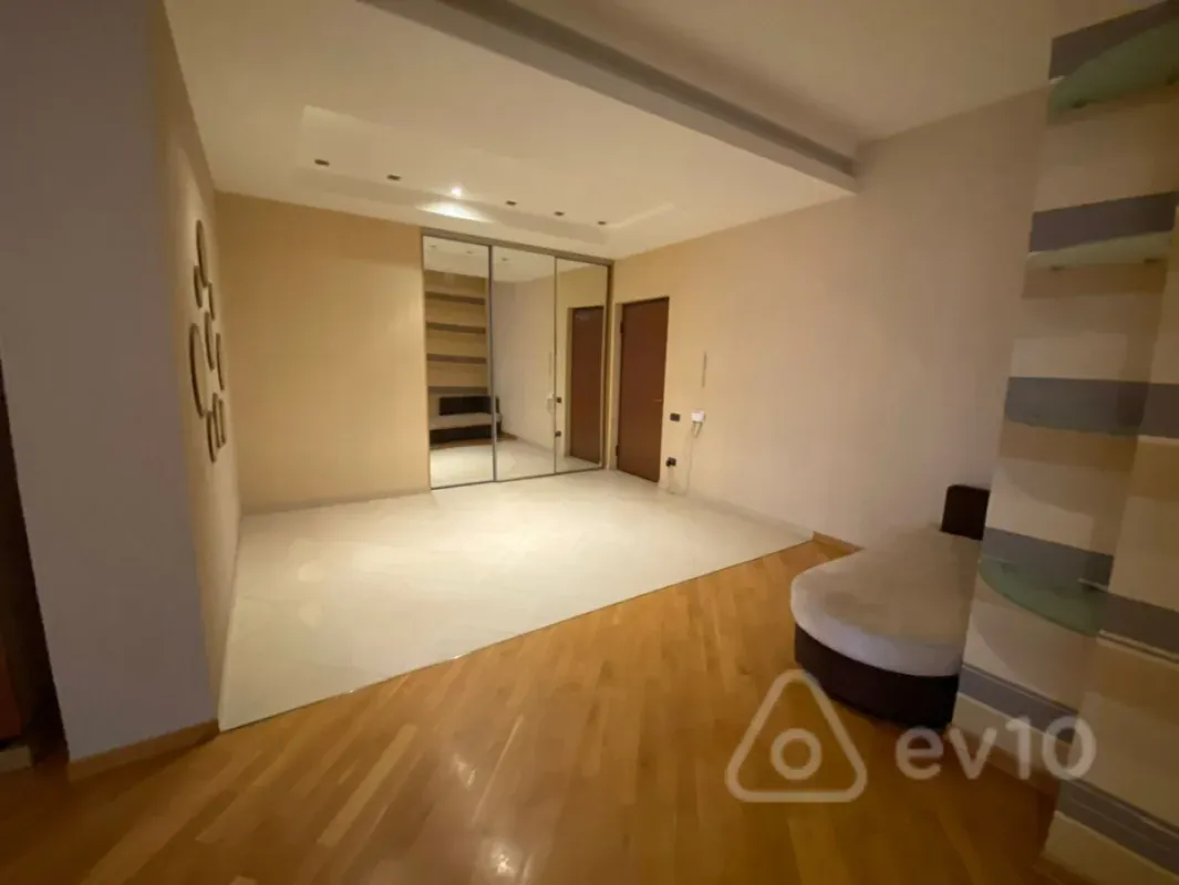 Kirayə verilir 4 otaqlı yeni tikili 220 m²