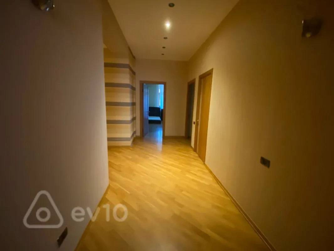 Kirayə verilir 4 otaqlı yeni tikili 220 m²