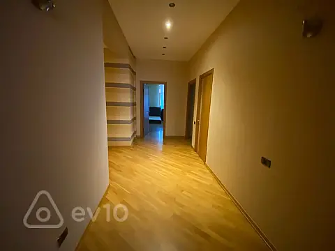 Kirayə verilir 4 otaqlı yeni tikili 220 m²
