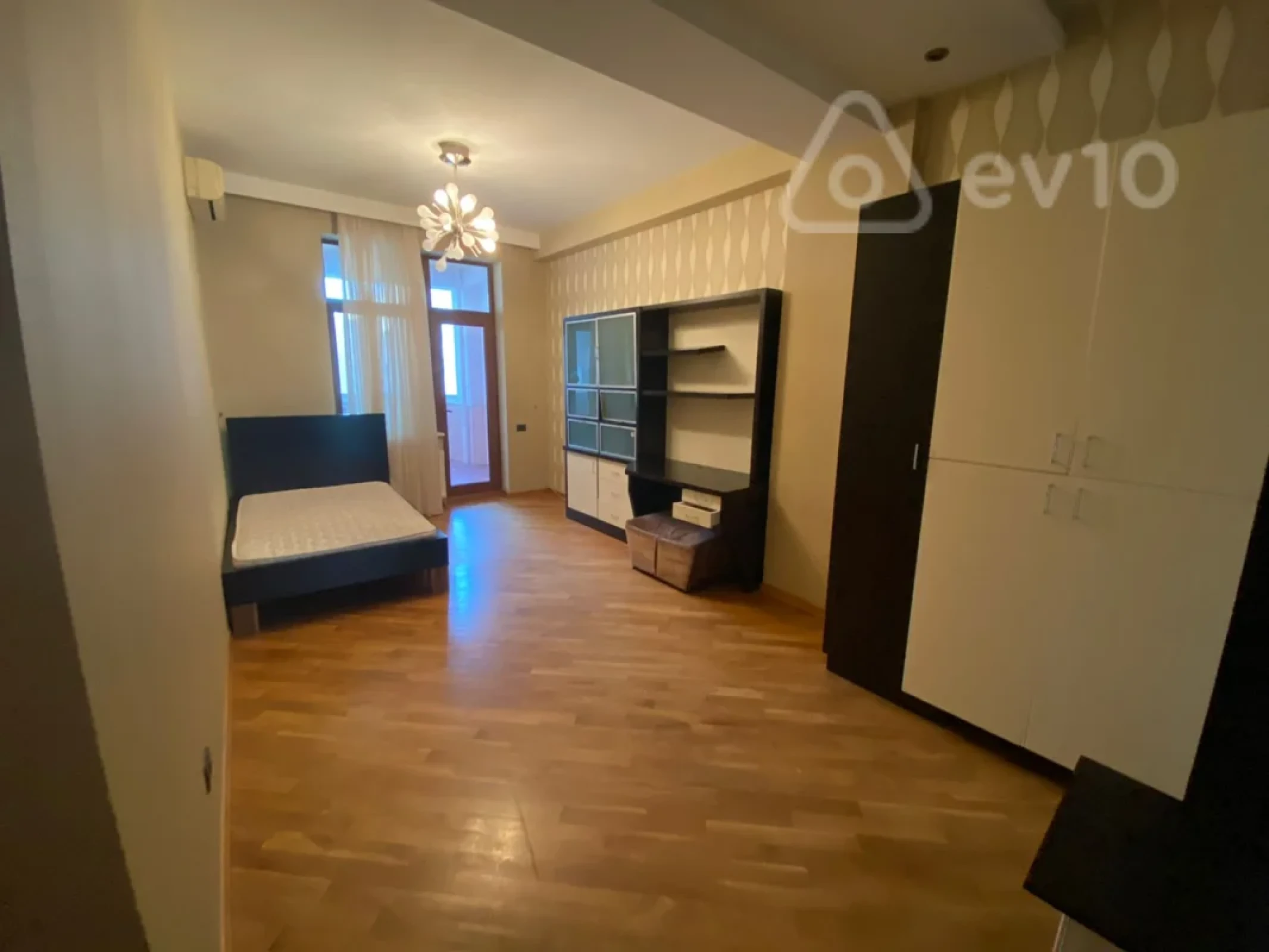 Kirayə verilir 4 otaqlı yeni tikili 220 m²