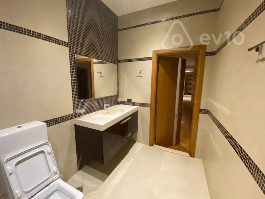 Kirayə verilir 4 otaqlı yeni tikili 220 m²