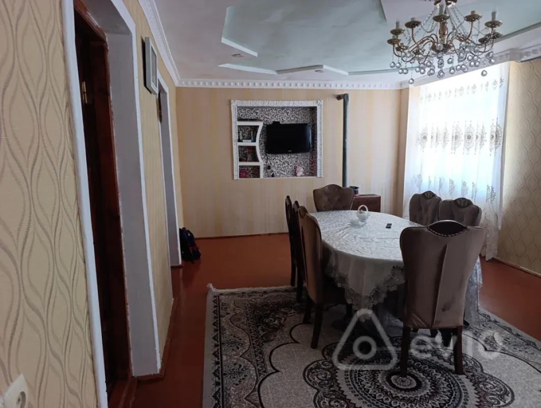 Satılır 6 otaqlı həyət evi 1800 m²