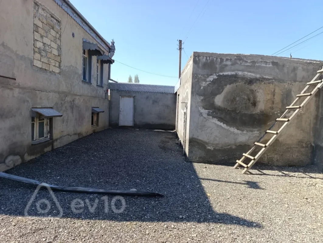 Satılır 6 otaqlı həyət evi 1800 m²