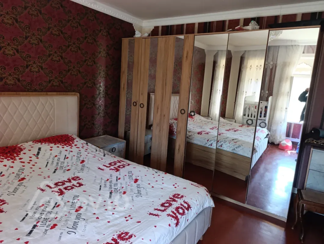 Satılır 6 otaqlı həyət evi 1800 m²