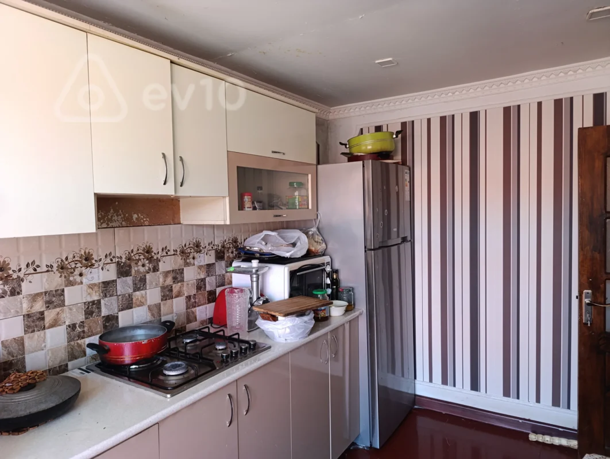 Satılır 6 otaqlı həyət evi 1800 m²