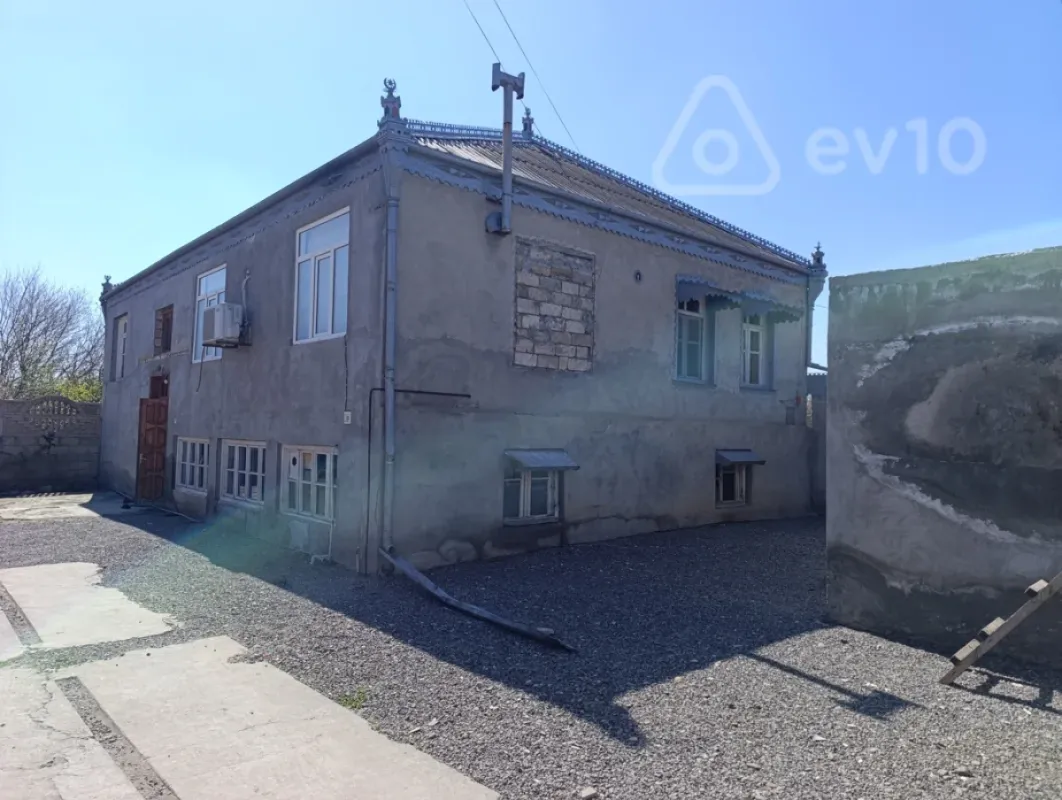 Satılır 6 otaqlı həyət evi 1800 m²