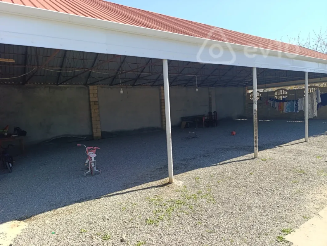 Satılır 6 otaqlı həyət evi 1800 m²