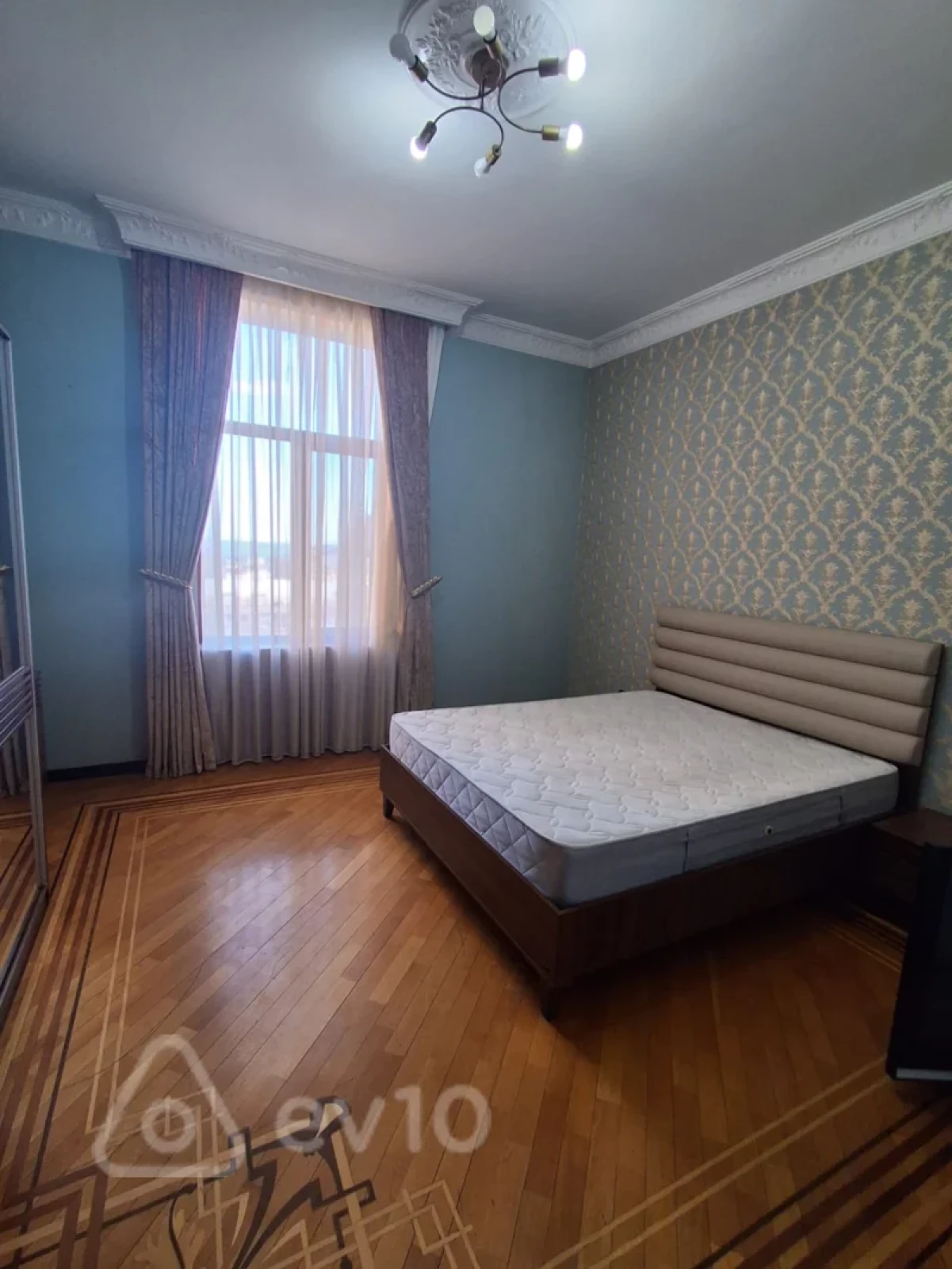 Kirayə verilir 4 otaqlı ofis 220 m²