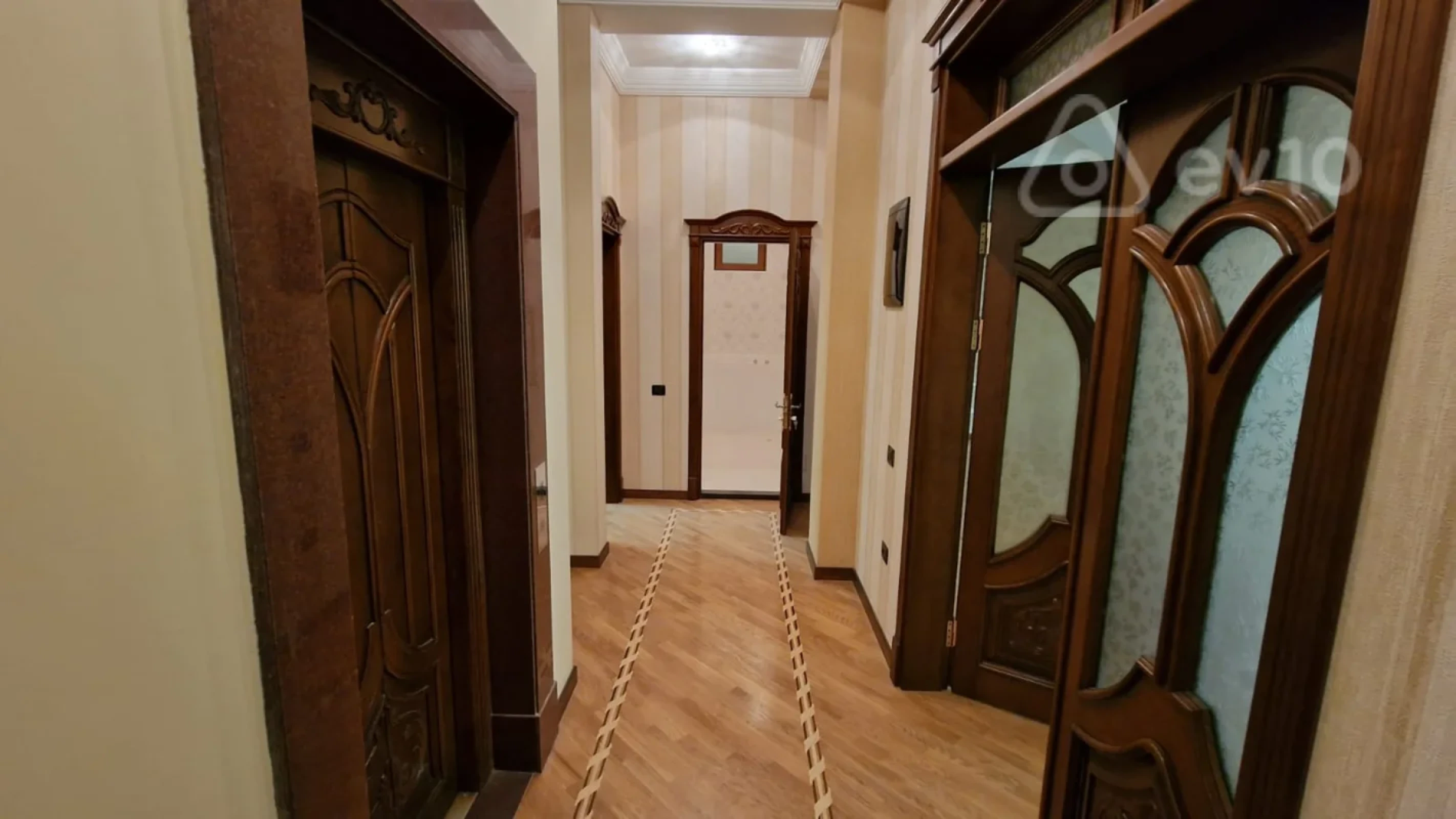 Satılır 10 otaqlı həyət evi 750 m²