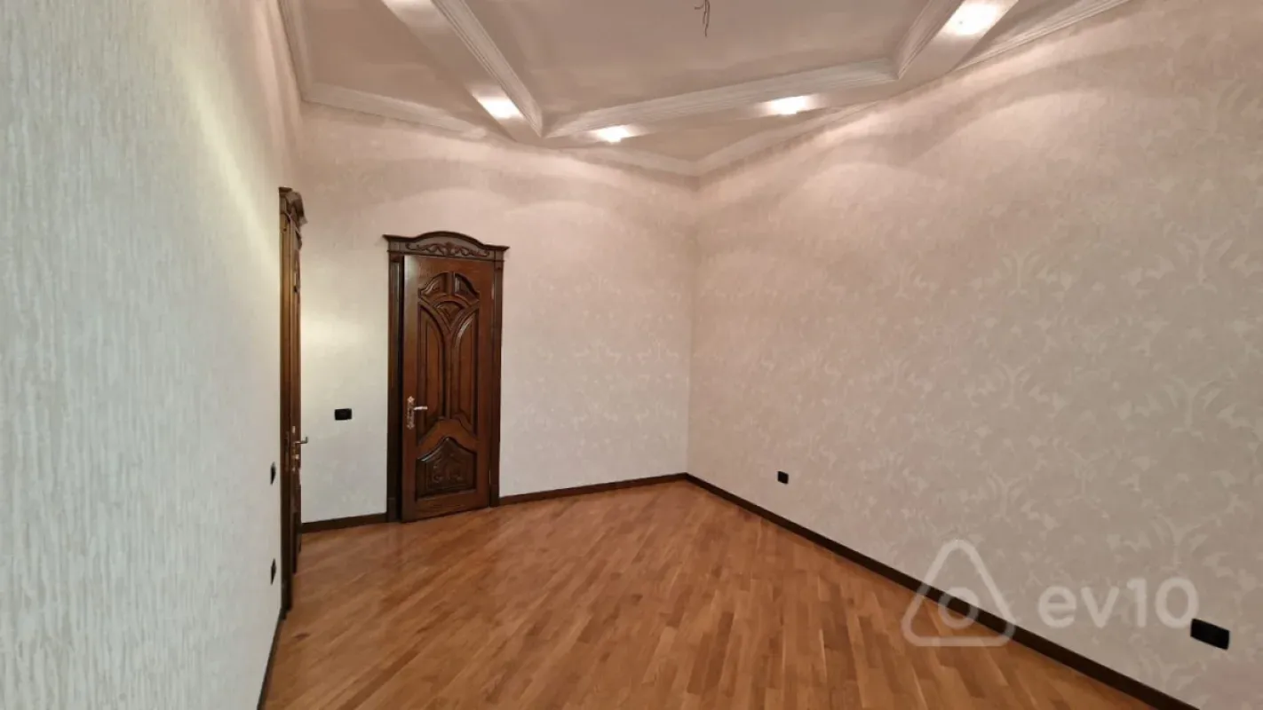 Satılır 10 otaqlı həyət evi 750 m²