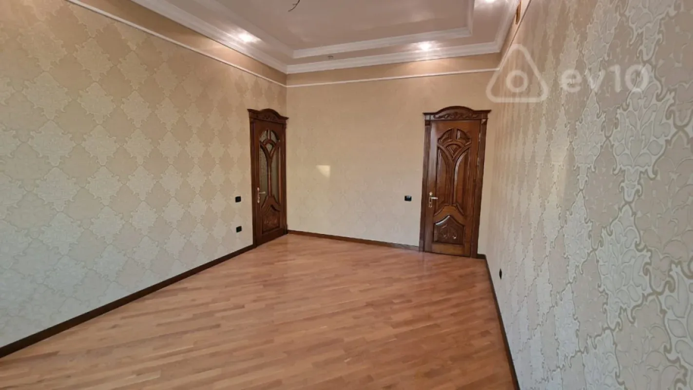 Satılır 10 otaqlı həyət evi 750 m²