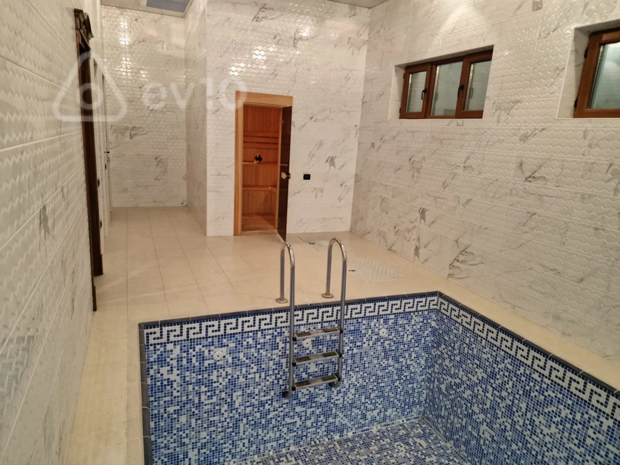 Satılır 10 otaqlı həyət evi 750 m²