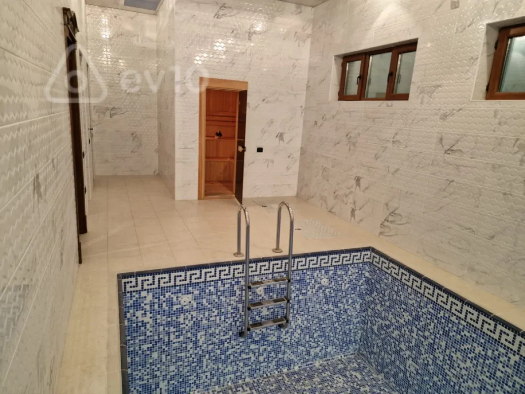 Satılır 10 otaqlı həyət evi 750 m²