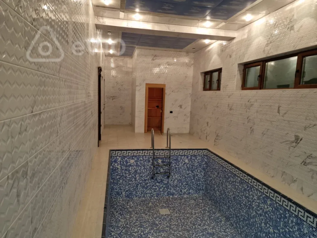Satılır 10 otaqlı həyət evi 750 m²