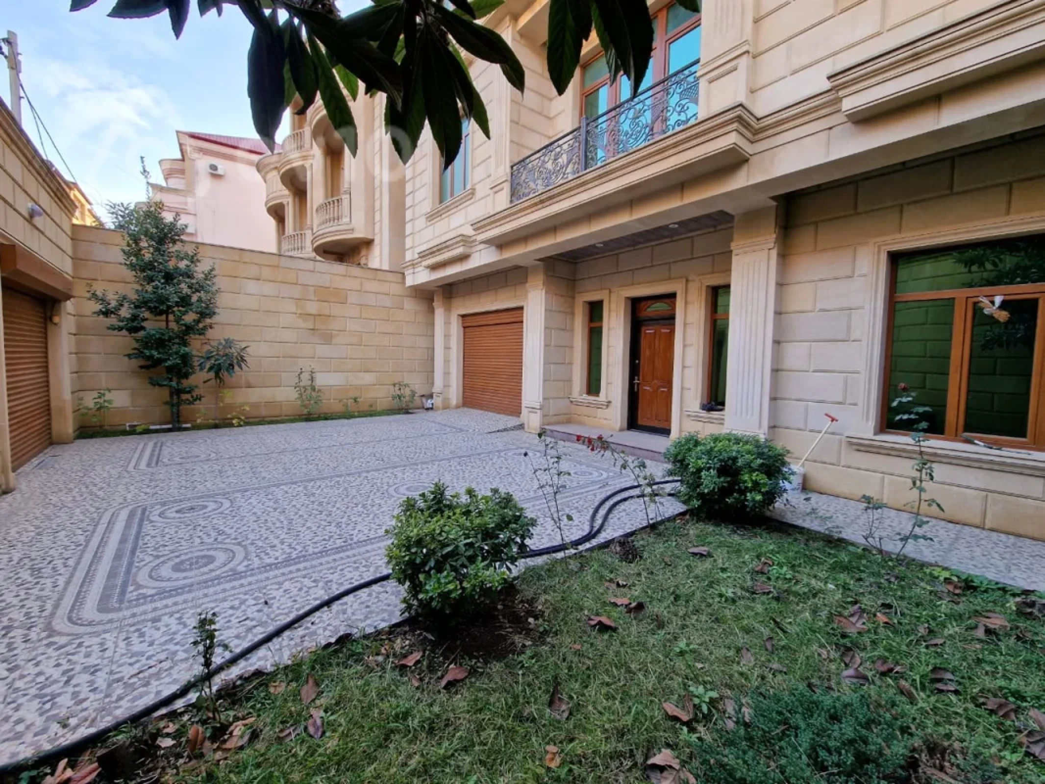 Satılır 10 otaqlı həyət evi 750 m²