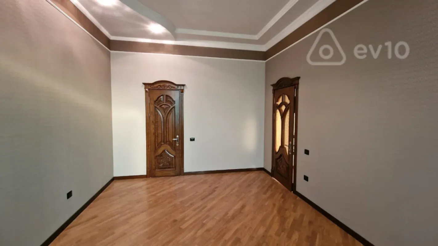 Satılır 10 otaqlı həyət evi 750 m²