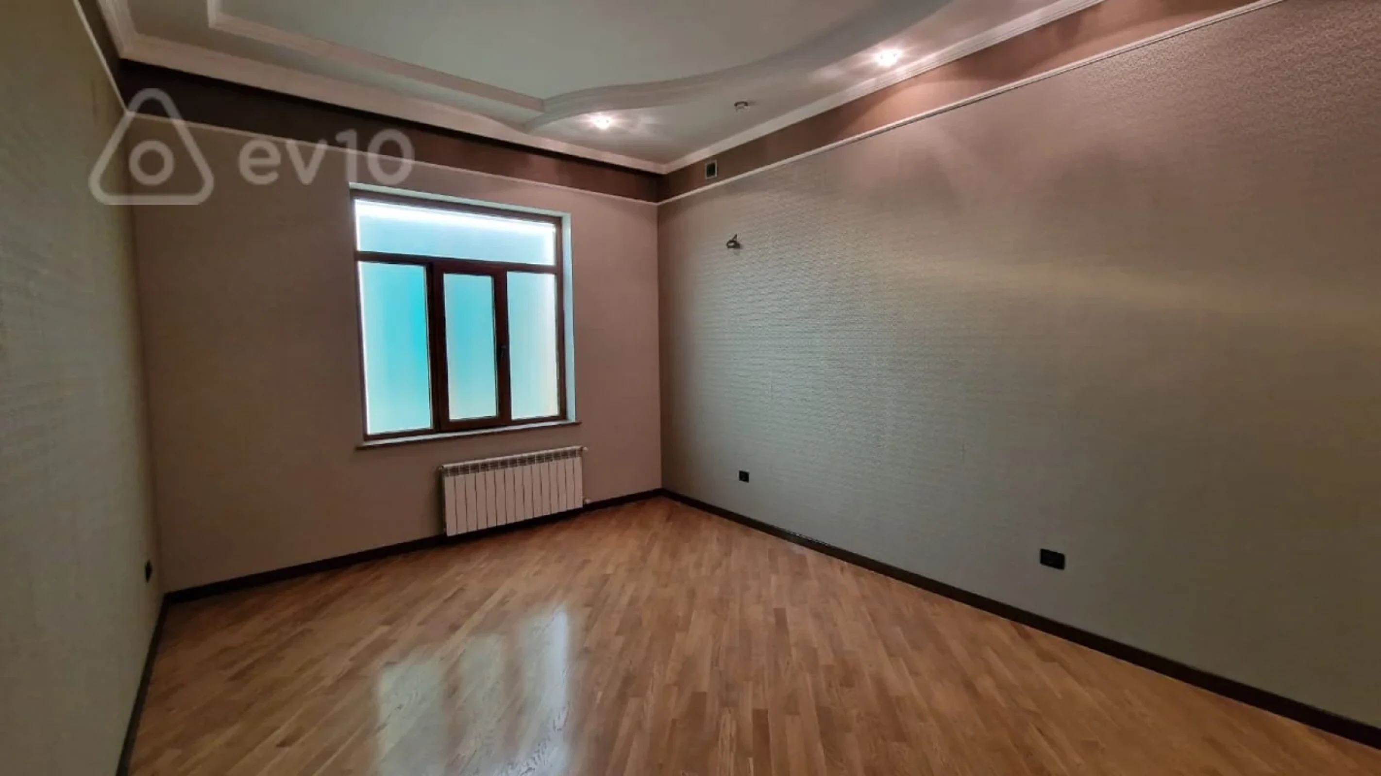 Satılır 10 otaqlı həyət evi 750 m²