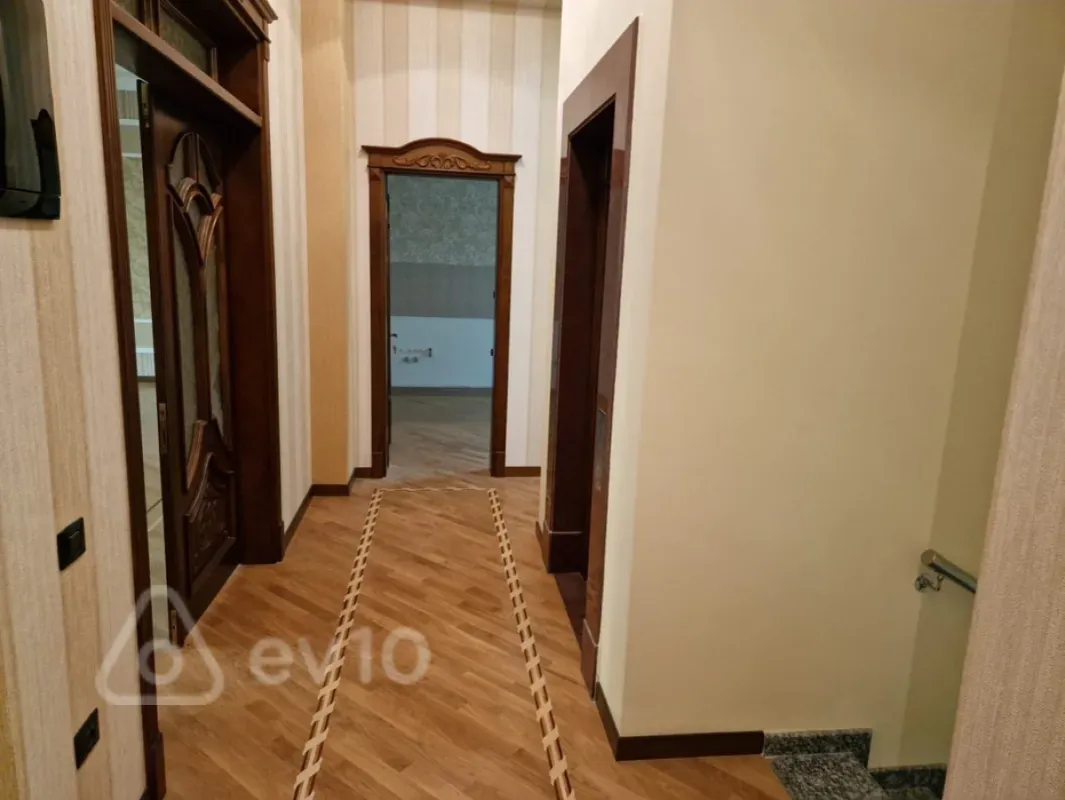Satılır 10 otaqlı həyət evi 750 m²