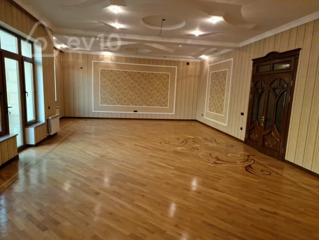Satılır 10 otaqlı həyət evi 750 m²