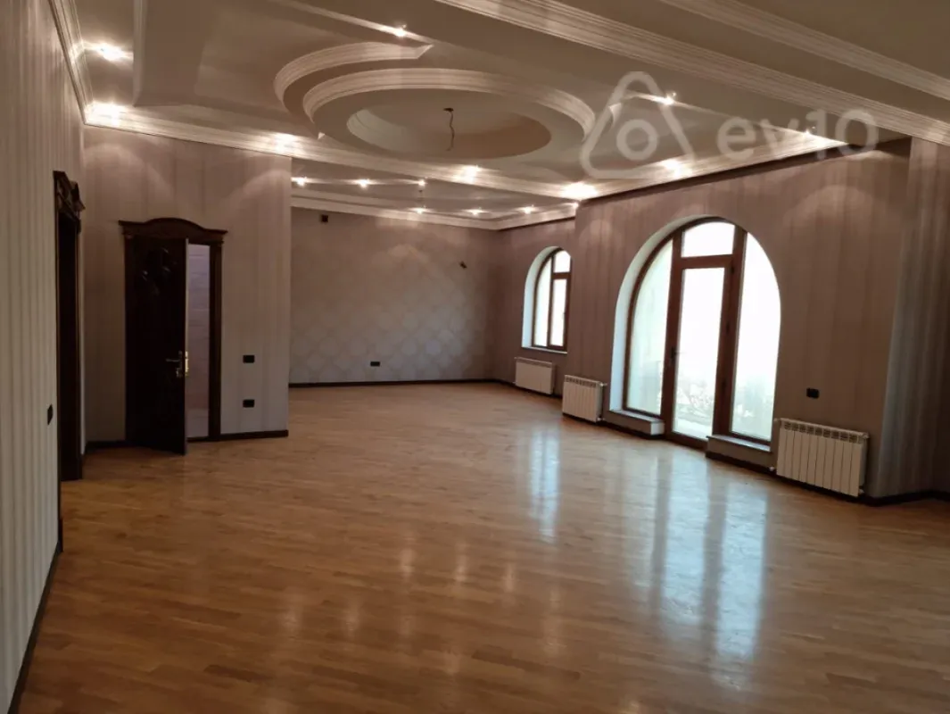 Satılır 10 otaqlı həyət evi 750 m²