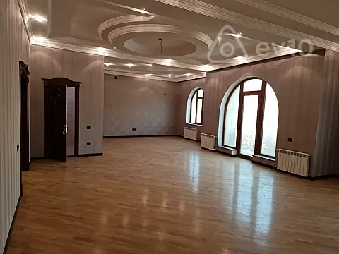 Satılır 10 otaqlı həyət evi 750 m²