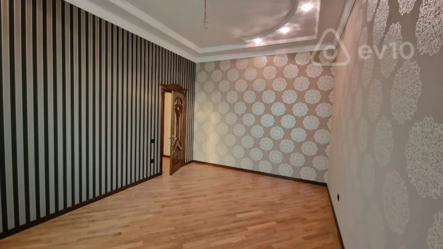Satılır 10 otaqlı həyət evi 750 m²