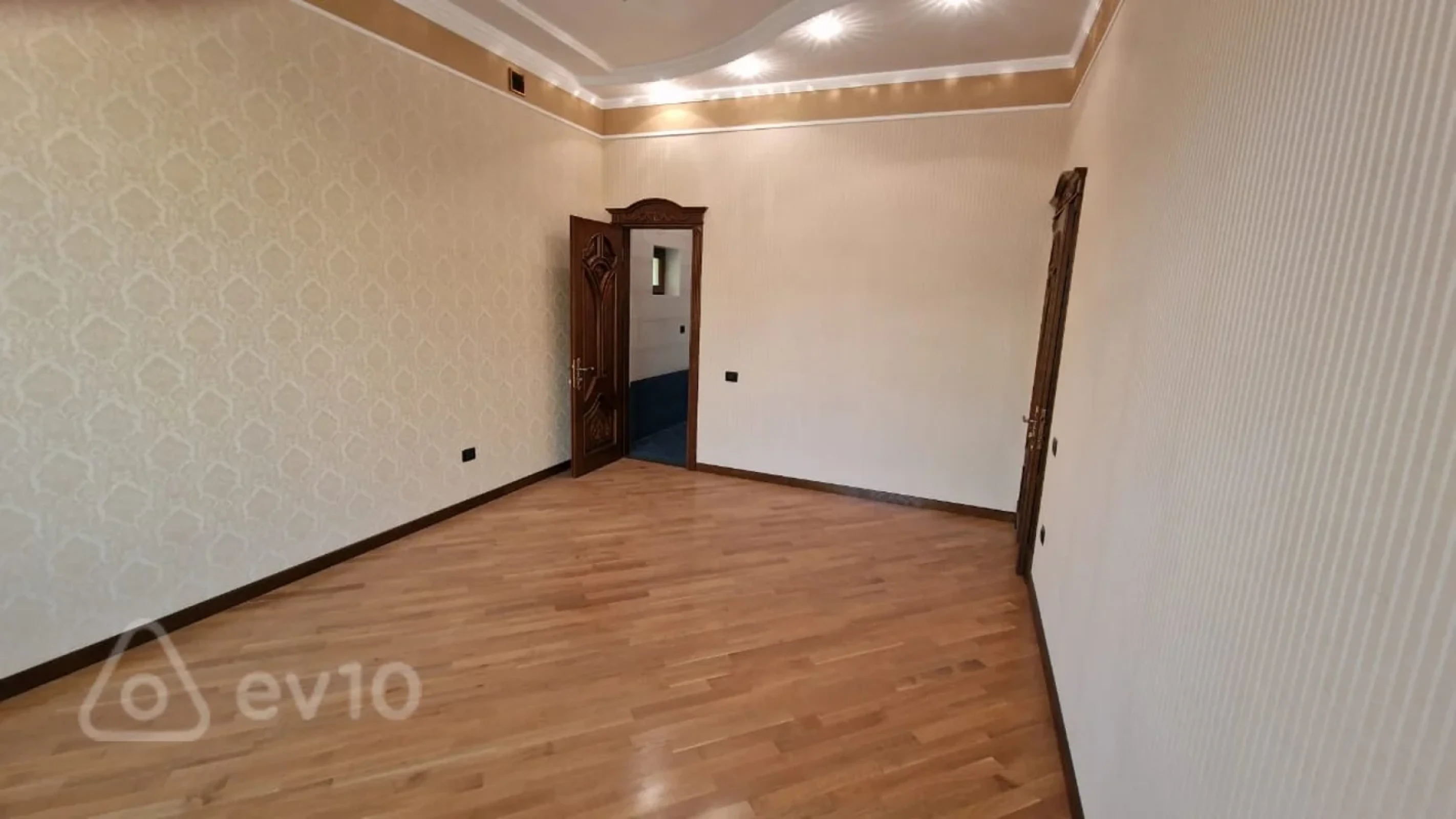 Satılır 10 otaqlı həyət evi 750 m²